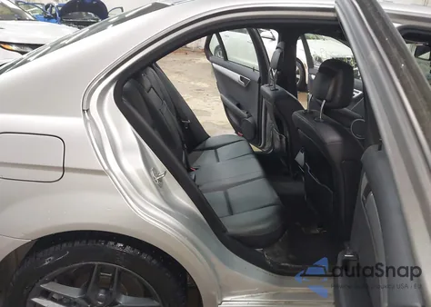 2014 Mercedes-Benz C 300 Sport 4Matic z USA, uszkodzony, nr VIN WDDGF8AB4EG171365